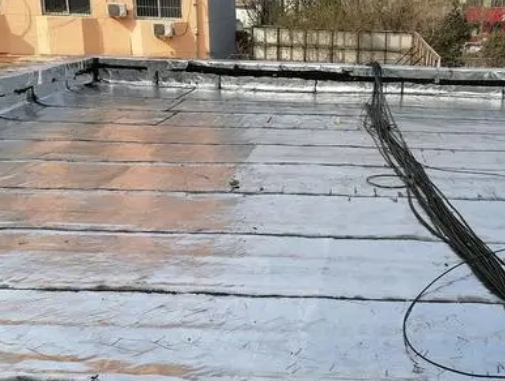 召陵卫生间漏水维修公司分享下召陵屋面楼顶防水刚性防水层施工要点。